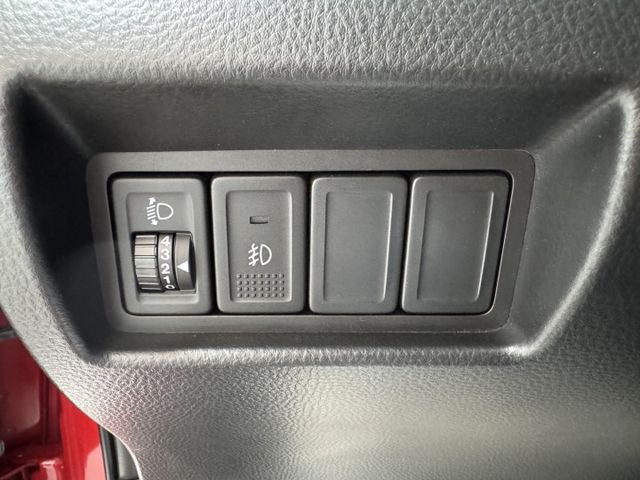 你沒看錯 ~ 我僅跑七萬多 ! I-KEY、定速、恆溫空調、衛星導航、倒車顯影、數位電視、後座分離傾倒 ~  第12張相片