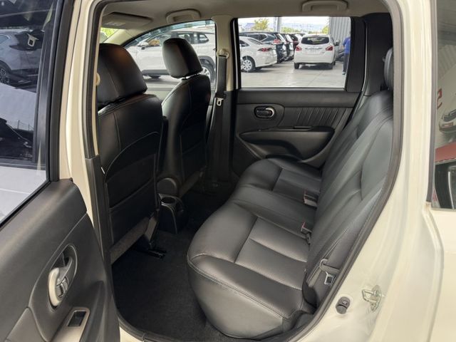 就是愛白車 ! 大螢幕安卓機、胎壓監控、衛星導航、倒車顯影、ISOFIX、後座分離傾倒 ~ 僅跑九萬 !  第3張相片