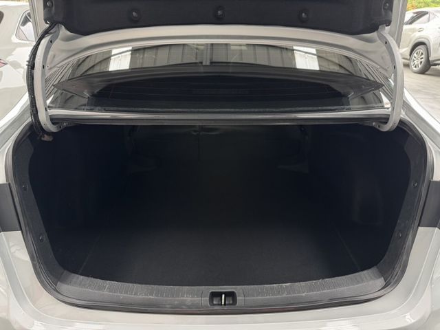 僅跑一萬多 ! 定速、ACC、TCS防滑、胎壓監控、自動緊急煞車、後座出風口、後座分離傾倒 !  第17張相片