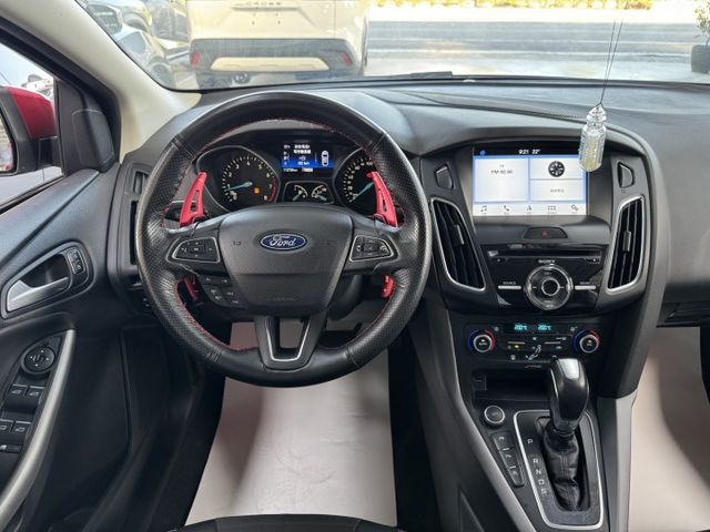 我是頂級版 ! F1快排 ~ 摸門、免鑰匙、胎壓監控、自動停車、盲點偵測 ! 僅跑11萬 ~ 可全貸 !  第5張相片