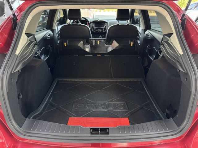 我是頂級版 ! F1快排 ~ 摸門、免鑰匙、胎壓監控、自動停車、盲點偵測 ! 僅跑11萬 ~ 可全貸 !  第14張相片