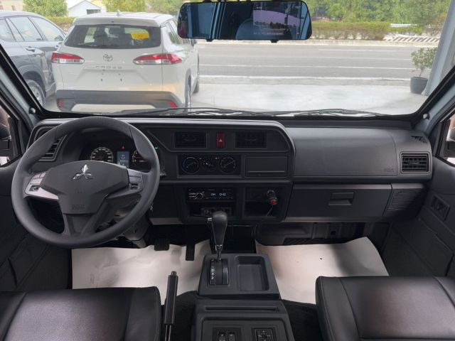 客貨兩用 ~ 8人座 !  定速、TCS防滑、胎壓監控、ISOFIX、後座出風口 ! 僅跑八萬多 ~ 可全貸 !  第5張相片