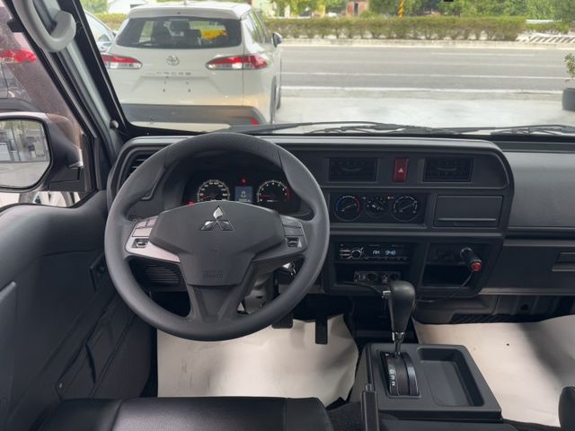 客貨兩用 ~ 8人座 !  定速、TCS防滑、胎壓監控、ISOFIX、後座出風口 ! 僅跑八萬多 ~ 可全貸 !  第6張相片