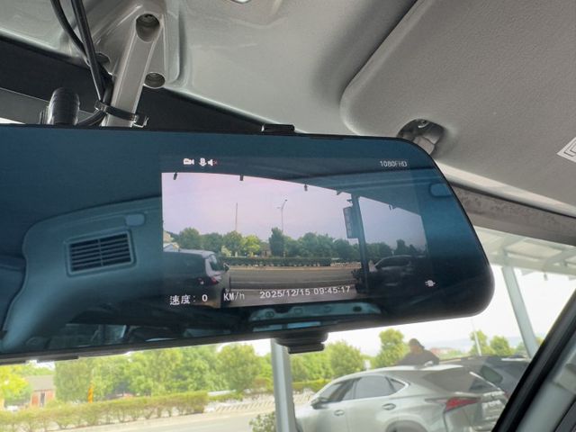 客貨兩用 ~ 8人座 !  定速、TCS防滑、胎壓監控、ISOFIX、後座出風口 ! 僅跑八萬多 ~ 可全貸 !  第9張相片