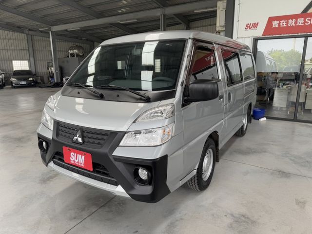 客貨兩用 ~ 8人座 !  定速、TCS防滑、胎壓監控、ISOFIX、後座出風口 ! 僅跑八萬多 ~ 可全貸 !  第20張相片