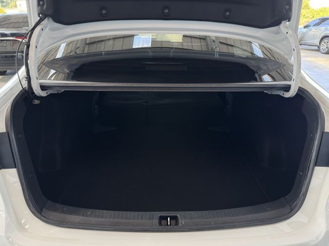 僅跑五萬多 !  定速、 ACC、車偏、煞停、TCS防滑、ISOFIX、後座出風口、後座分離傾倒 ! 可全貸 ~  第16張相片