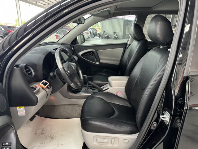 代步車首選 ~ 定速、電動座椅、左右獨立空調、大螢幕安卓機、胎壓監控、天窗、後座分離傾倒 !  第2張相片