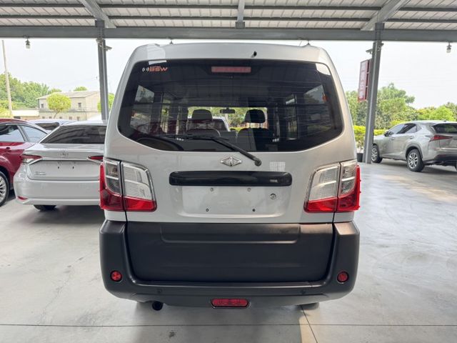 網友專屬優惠實施中 ~ 盲點偵測、TCS防滑、胎壓監控、光感應頭燈、ABS ! 可以全額貸款 ~  第13張相片