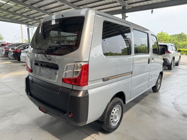 網友專屬優惠實施中 ~ 盲點偵測、TCS防滑、胎壓監控、光感應頭燈、ABS ! 可以全額貸款 ~  第19張相片