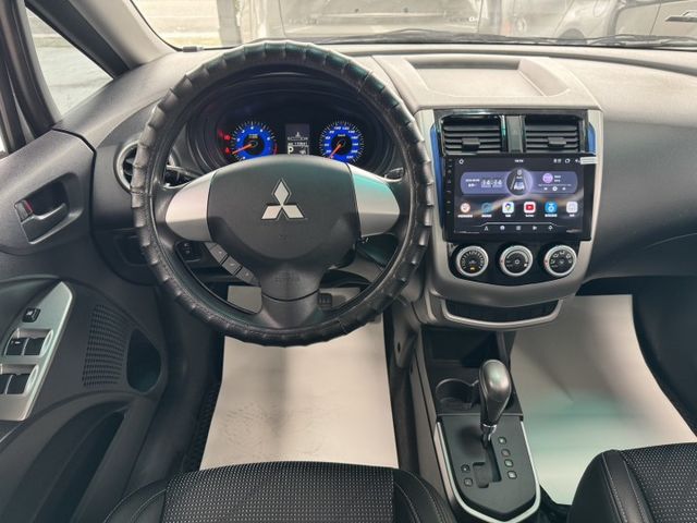 你沒看錯~我僅跑11萬公里~月繳4000輕鬆開 ~ 大螢幕安卓機、恆溫空調、倒車顯影、後座分離傾倒 ! 可全額貸款 ~  第5張相片