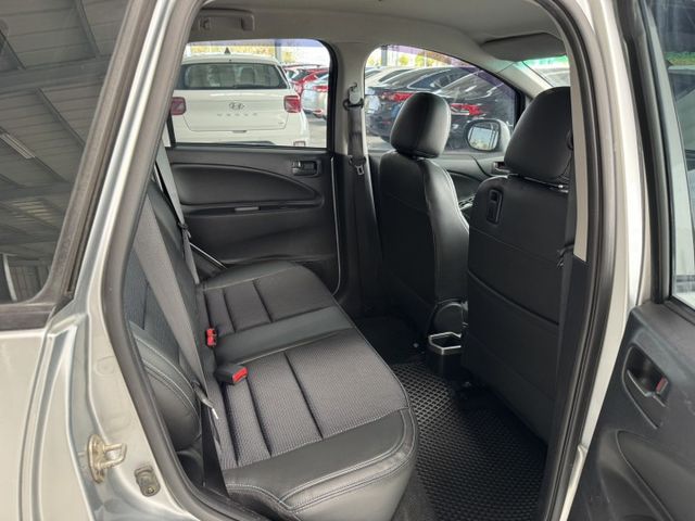 你沒看錯~我僅跑11萬公里~月繳4000輕鬆開 ~ 大螢幕安卓機、恆溫空調、倒車顯影、後座分離傾倒 ! 可全額貸款 ~  第18張相片