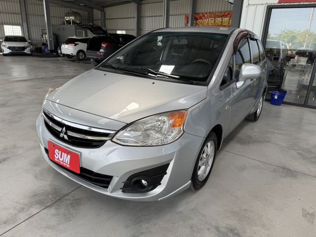 你沒看錯~我僅跑11萬公里~月繳4000輕鬆開 ~ 大螢幕安卓機、恆溫空調、倒車顯影、後座分離傾倒 ! 可全額貸款 ~  第20張相片