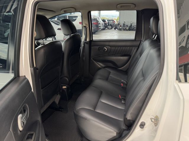 就是愛白車 ~ 大螢幕安卓機、胎壓監控、衛星導航、ISOFIX、車頂行李架、後座分離傾倒 !  第3張相片