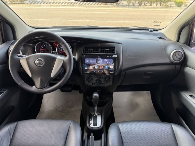 就是愛白車 ~ 大螢幕安卓機、胎壓監控、衛星導航、ISOFIX、車頂行李架、後座分離傾倒 !  第4張相片