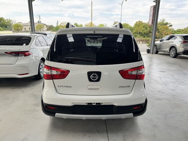 就是愛白車 ~ 大螢幕安卓機、胎壓監控、衛星導航、ISOFIX、車頂行李架、後座分離傾倒 !  第14張相片