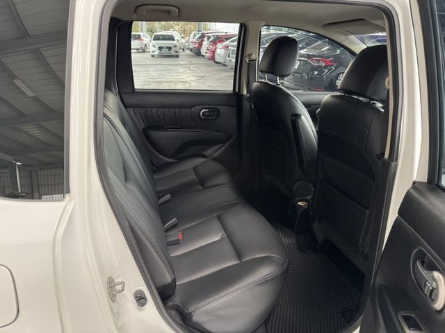 就是愛白車 ~ 大螢幕安卓機、胎壓監控、衛星導航、ISOFIX、車頂行李架、後座分離傾倒 !  第18張相片