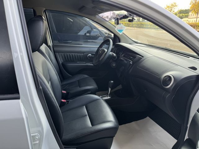 就是愛白車 ~ 大螢幕安卓機、胎壓監控、衛星導航、ISOFIX、車頂行李架、後座分離傾倒 !  第19張相片