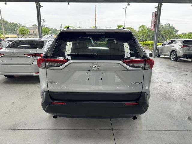 網友專屬優惠實施中 ~ 定速、ACC、車偏、煞停、TCS防滑、胎壓監控、後座出風口 ! 可全貸 ~  第12張相片