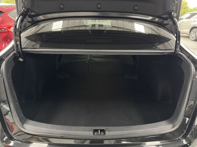 你沒看錯 ~ 僅跑五萬多 !  定速、ACC、車偏、恆溫空調、TCS防滑、胎壓監控、後座分離傾倒 !  第16張相片