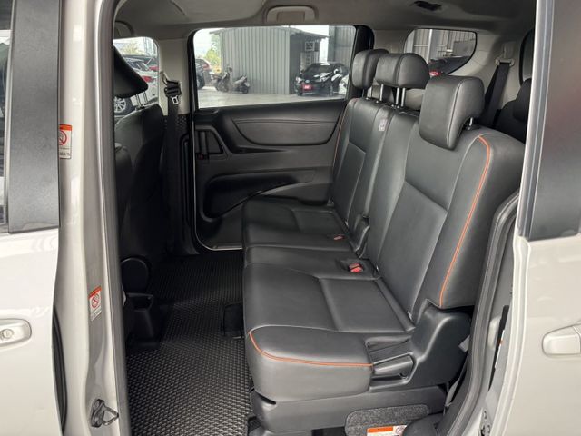 七人座 ~ 僅跑七萬多 ! I-KEY、定速、恆溫空調、TCS防滑、胎壓監控、後座出風口、後座分離傾倒 !  第3張相片