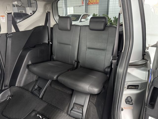 七人座 ~ 僅跑七萬多 ! I-KEY、定速、恆溫空調、TCS防滑、胎壓監控、後座出風口、後座分離傾倒 !  第4張相片