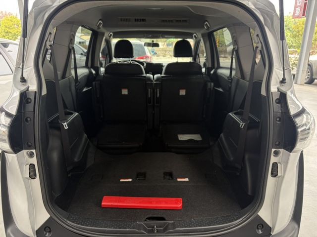 七人座 ~ 僅跑七萬多 ! I-KEY、定速、恆溫空調、TCS防滑、胎壓監控、後座出風口、後座分離傾倒 !  第17張相片