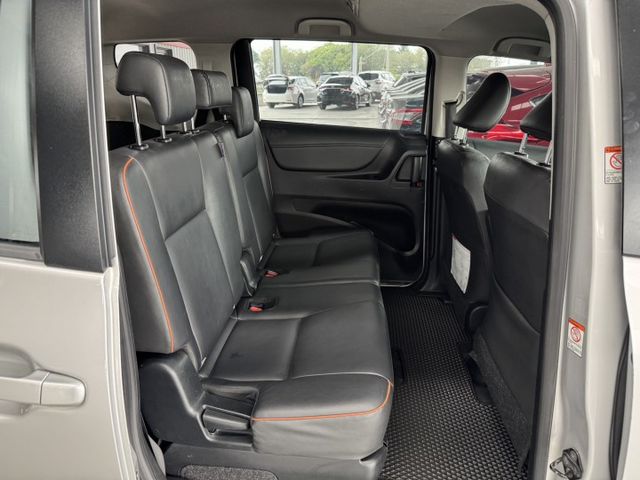 七人座 ~ 僅跑七萬多 ! I-KEY、定速、恆溫空調、TCS防滑、胎壓監控、後座出風口、後座分離傾倒 !  第18張相片