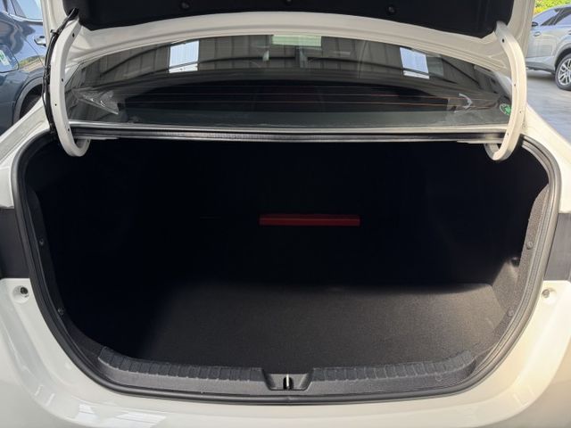 就是愛白車 ! 大螢幕安卓機、TCS防滑、胎壓監控、光感應頭燈、衛星導航、倒車顯影、ISOFIX !  第16張相片