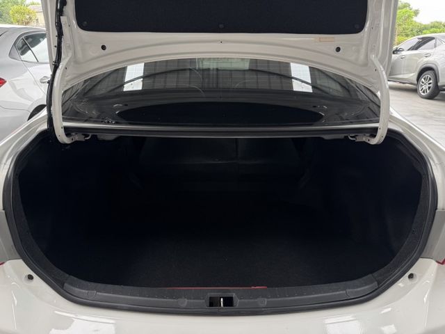 小改款7速手自排~ 定速、大螢幕安卓機、恆溫空調、抬頭顯示器、衛星導航、倒車顯影、後座分離傾倒 !  第16張相片