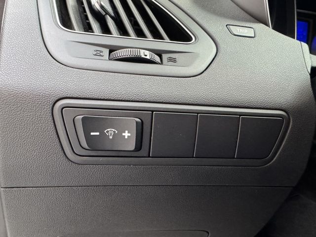 買車免求人~月繳4888輕鬆開回家 ~ 定速、電動座椅、抬頭顯示器、左右獨立空調、TCS防滑、後座分離傾倒~僅跑15萬  第11張相片