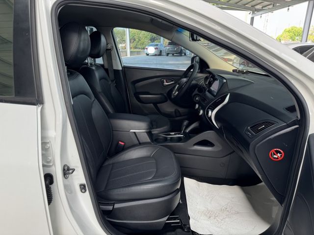 買車免求人~月繳4888輕鬆開回家 ~ 定速、電動座椅、抬頭顯示器、左右獨立空調、TCS防滑、後座分離傾倒~僅跑15萬  第20張相片