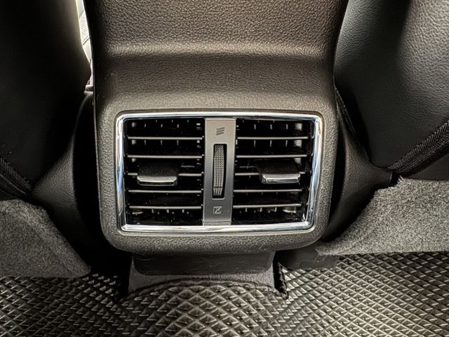 僅跑八萬多 !  定速、渦輪增壓、恆溫空調、TCS防滑、胎壓監控、後座出風口、車頂行李架、後座分離傾倒 !  第18張相片