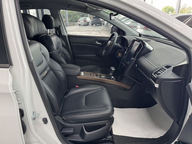 僅跑八萬多 !  定速、渦輪增壓、恆溫空調、TCS防滑、胎壓監控、後座出風口、車頂行李架、後座分離傾倒 !  第19張相片