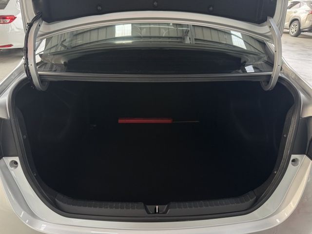 新車保固中 ~ TCS防滑、胎壓監控、抬頭顯示器、倒車顯影、光感應頭燈、ISOFIX ! 僅跑七萬 ~  第16張相片