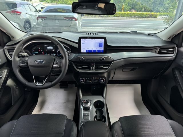僅跑七萬~18吋鋁圈~環景~跟車、I-KEY、定速、渦輪增壓、盲點偵測、換檔撥片、電動座椅、TCS防滑 !  第4張相片