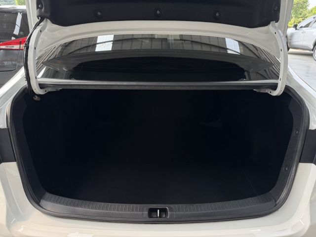 原廠保固中 ~ 僅跑四萬 !  定速、ACC、車偏、煞停、TCS防滑、胎壓監控、ISOFIX、後座分離傾倒 !  第16張相片