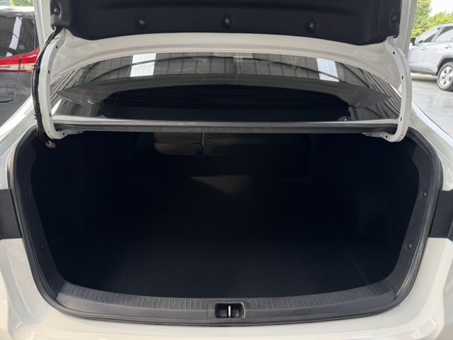 原廠保固中 ~ 僅跑四萬 !  定速、ACC、車偏、煞停、TCS防滑、胎壓監控、ISOFIX、後座分離傾倒 !  第17張相片