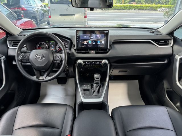 你沒看錯 ~ 僅跑三萬多 ! 定速、ACC、車偏、煞停、TCS防滑、胎壓監控、後座出風口、後座分離傾倒 !  第4張相片