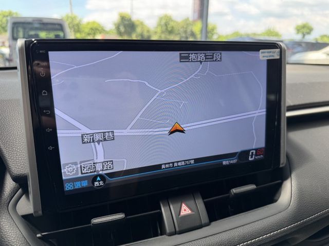 你沒看錯 ~ 僅跑三萬多 ! 定速、ACC、車偏、煞停、TCS防滑、胎壓監控、後座出風口、後座分離傾倒 !  第8張相片