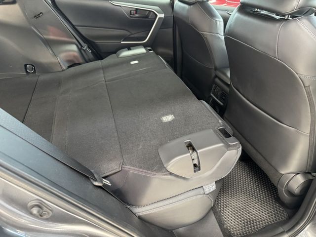你沒看錯 ~ 僅跑三萬多 ! 定速、ACC、車偏、煞停、TCS防滑、胎壓監控、後座出風口、後座分離傾倒 !  第17張相片