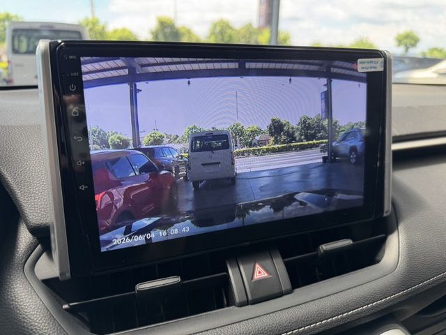你沒看錯 ~ 僅跑三萬多 ! 定速、ACC、車偏、煞停、TCS防滑、胎壓監控、後座出風口、後座分離傾倒 !  第9張相片