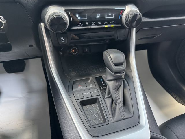 你沒看錯 ~ 僅跑三萬多 ! 定速、ACC、車偏、煞停、TCS防滑、胎壓監控、後座出風口、後座分離傾倒 !  第10張相片
