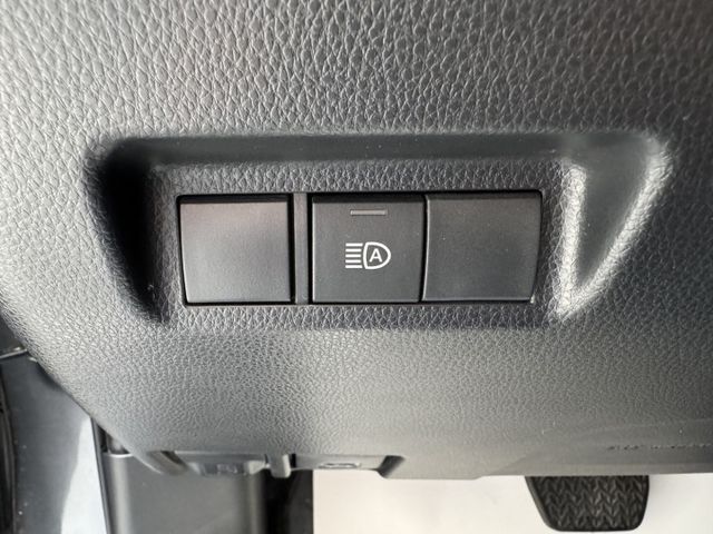 你沒看錯 ~ 僅跑三萬多 ! 定速、ACC、車偏、煞停、TCS防滑、胎壓監控、後座出風口、後座分離傾倒 !  第12張相片