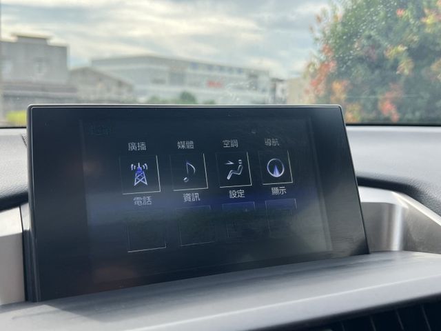 NX200T 有渦輪 天窗 免鑰匙啟動 摸門解鎖 倒車顯影 電動尾門  第8張相片