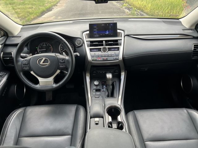 NX200T 有渦輪 天窗 免鑰匙啟動 摸門解鎖 倒車顯影 電動尾門  第12張相片