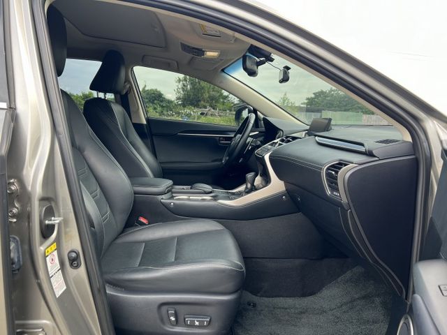 NX200T 有渦輪 天窗 免鑰匙啟動 摸門解鎖 倒車顯影 電動尾門  第15張相片