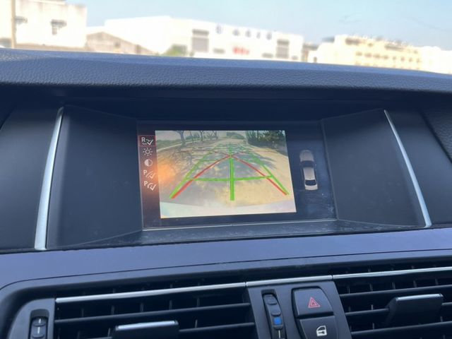 520i 都在原廠保養 選配天窗 HK音響 電動尾門 倒車顯影  第11張相片