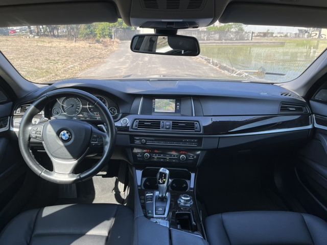 520i 都在原廠保養 選配天窗 HK音響 電動尾門 倒車顯影  第13張相片