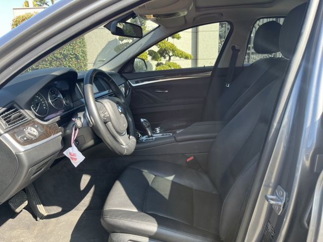 520i 都在原廠保養 選配天窗 HK音響 電動尾門 倒車顯影  第14張相片