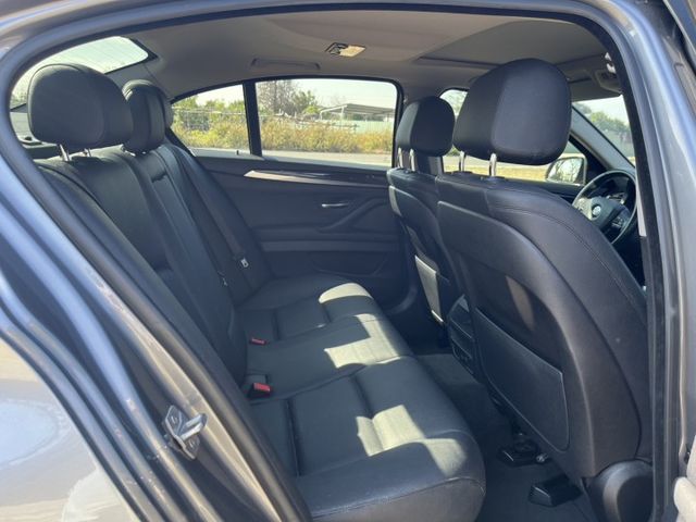 520i 都在原廠保養 選配天窗 HK音響 電動尾門 倒車顯影  第17張相片